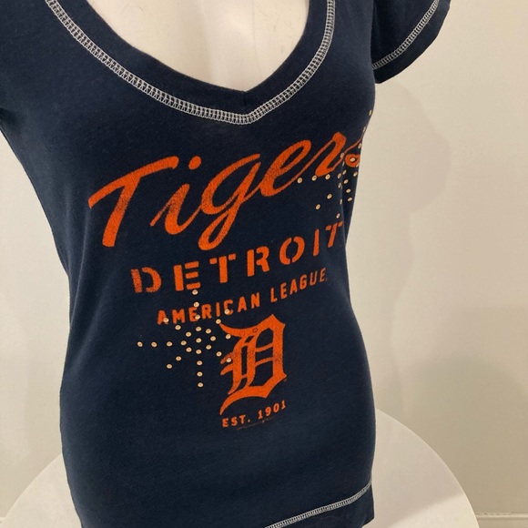 GENUINE MERCHANDISE Navy Detroit Tigers ⚾️ V neck T Shirt Stud Detail Medium - Picture 8 of 12